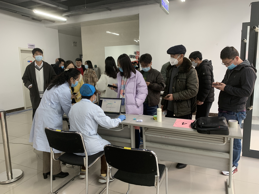 龙八头号微电组织开展疫苗加强针的接种工作