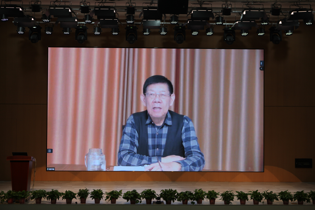 龙八头号微电召开中干高管述职会议