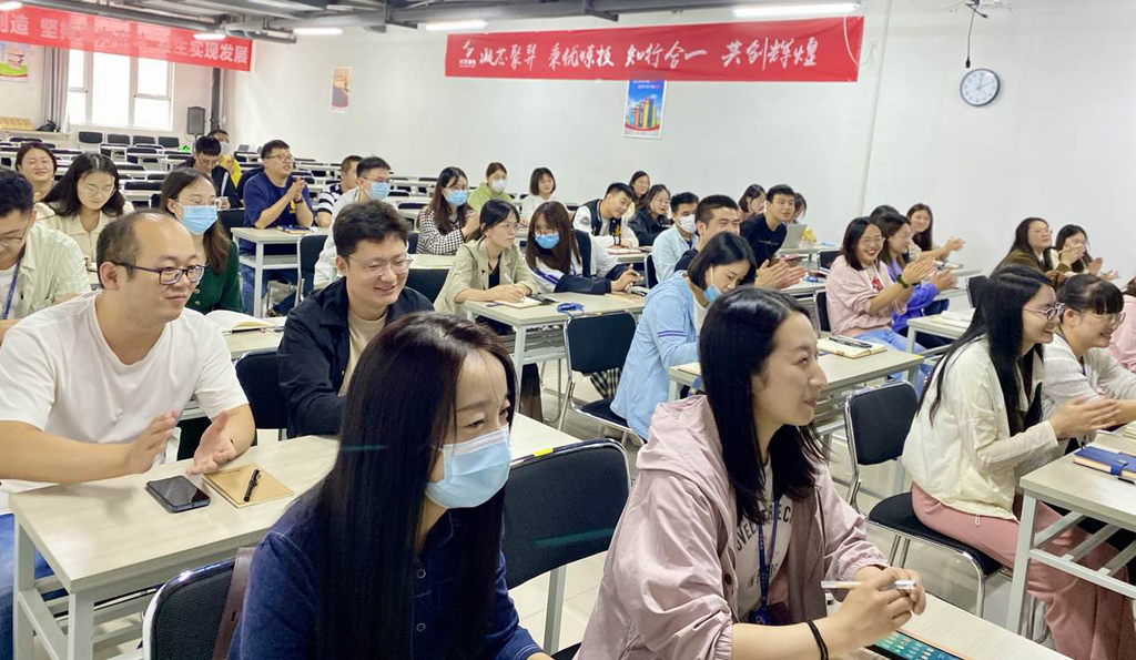 龙八头号微电第一期英语培训班正式开课