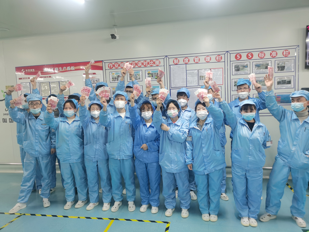 龙八头号微电经营班子为员工发放“开年红包”