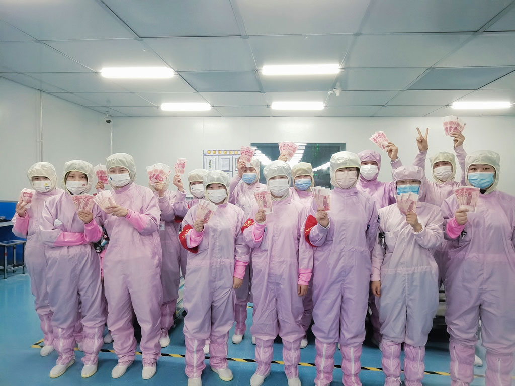 龙八头号微电经营班子为员工发放“开年红包”